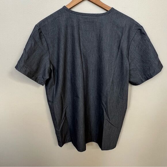 Figs Men’s Leon Three-Pocket Scrub Top Charcoal Heather Gray V-Neck Scrub Shirt - Picture 9 of 13